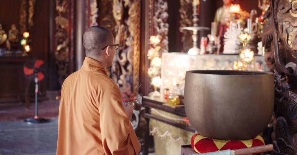 Moine de Mulkirigala dans le temple bouddhiste