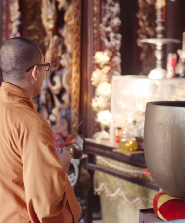 Moine de Mulkirigala dans le temple bouddhiste