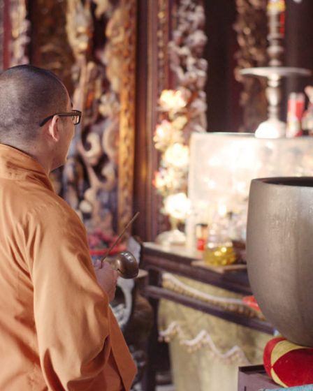 Moine de Mulkirigala dans le temple bouddhiste